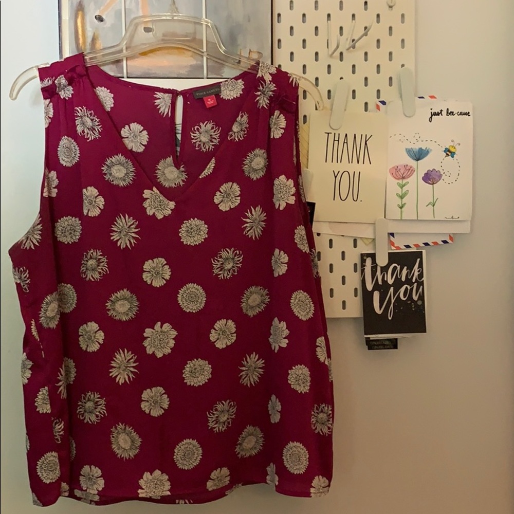 Beautiful Vince Camuto clamshell blouse